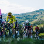 Accidents marquent la 6e étape du Tour de France femmes entre Loire et Ardèche, coureuses en quête de revanche.