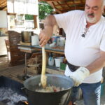 Stefan prépare une choucroute roumaine à Bischwiller, reflet de son pays natal.