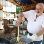 Stefan prépare une choucroute roumaine à Bischwiller, reflet de son pays natal.