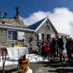 Pèlerinage au Rochemelon : la messe du 5 août attire des fidèles en altitude.