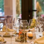 Un restaurant en Floride permet aux clients de dîner nus sans restrictions vestimentaires.