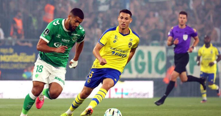 Saint-Étienne inflige une défaite à Sochaux, lanterne rouge de Ligue 2, avec trois buts en six minutes.