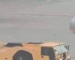Des passagères courent sur le tarmac pour rattraper un avion en partance.