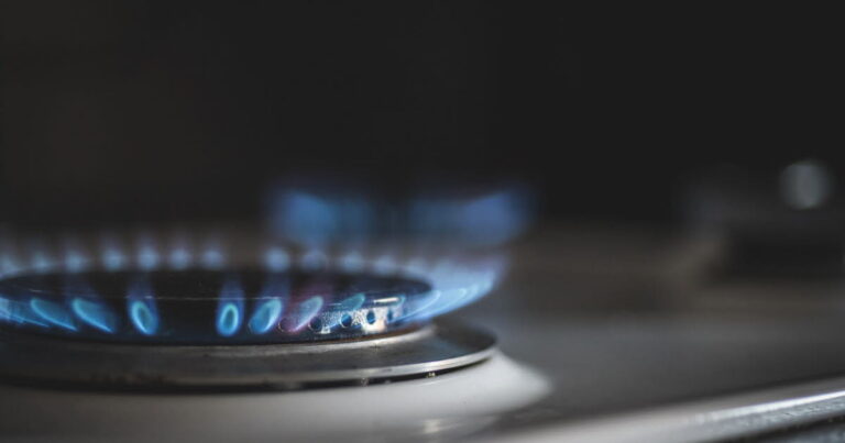 Le prix du gaz augmente de 5,6 %, touchant six millions de foyers en France.