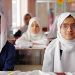 2,4 millions de filles en Afghanistan exclues de l’enseignement secondaire, selon l’Unesco.