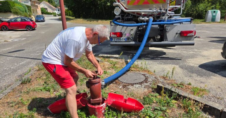 Ravitaillements en eau à Saint-Sauveur, communes du Jura confrontées à des réserves épuisées