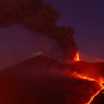 Éruption de l’Etna en Sicile, des touristes montent au sommet en tongs.
