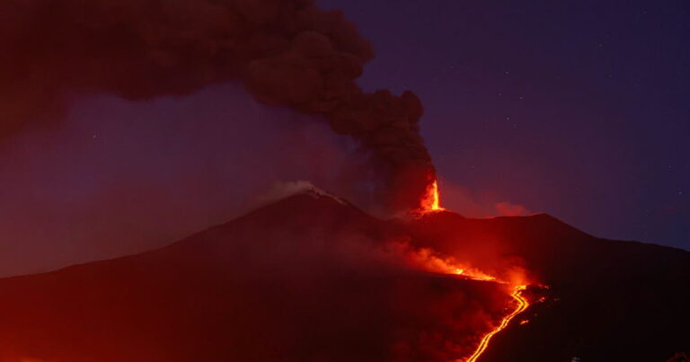 Éruption de l’Etna en Sicile, des touristes montent au sommet en tongs.