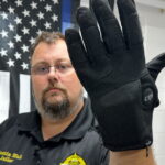 L&rsquo;ICE aux États-Unis s&rsquo;équipe de gants électriques, suscitant des inquiétudes nationales.