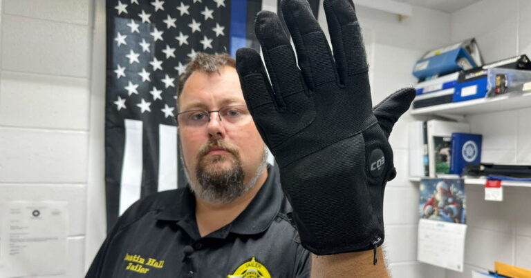 L’ICE aux États-Unis s’équipe de gants électriques, suscitant des inquiétudes nationales.