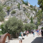 Baisse du pouvoir d’achat affecte la fréquentation touristique à Moustiers-Sainte-Marie.