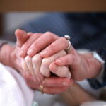 Loi sur l&rsquo;aide à mourir adoptée après des années de débats en France.