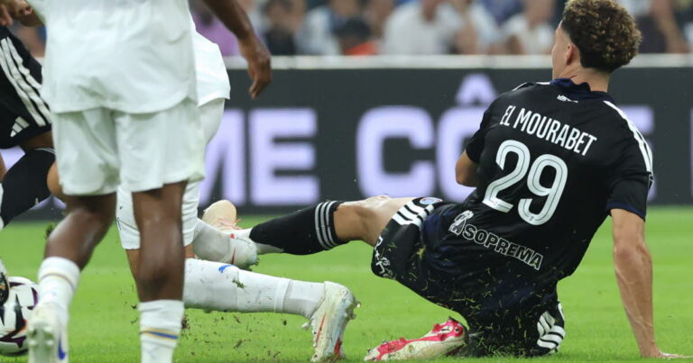 Samir El Mourabet reçoit un carton rouge pour un geste inapproprié en Ligue 1.