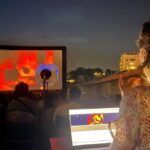 Séance de cinéma en plein air à Marseille adaptée aux malvoyants avec audio-description.