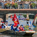 La Hirsebreifahrt accoste dans la Grande-Île de Strasbourg devant une foule nombreuse.