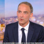Raphaël Glucksmann déclare sa candidature à la présidentielle 2027 en France.