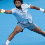 Arthur Fils remporte son premier Masters 1000 après sa victoire sur Frances Tiafoe à Cincinnati.