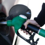 Le gouvernement français envisage de prolonger les aides carburants et le chèque énergie.