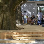 Lyon 7e : une cour d&rsquo;école maternelle remplace le béton par des équipements ludiques.