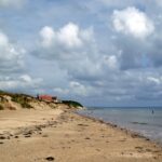 Plage de Manche interdit aux naturistes face à la montée des exhibitionnistes.