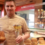 Francis Jamm remporte le kougelhopf d’or lors de la Foire aux vins à Colmar.