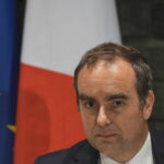 Crues meurtrières au Népal et en Chine : plus de 1 400 disparus, aide de Paris proposée.