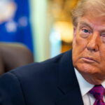 Donald Trump signe un décret pour renommer le lac Ontario en lac d&rsquo;Amérique.