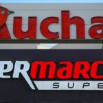 Des supermarchés Auchan se transforment en Intermarché ou Netto en France.