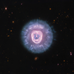 Le télescope JWST observe NGC 2392, une étoile mourante révélant des détails inédits.