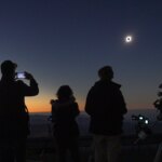 Photographier l’éclipse avec un smartphone : conseils pratiques pour les astronomes amateurs
