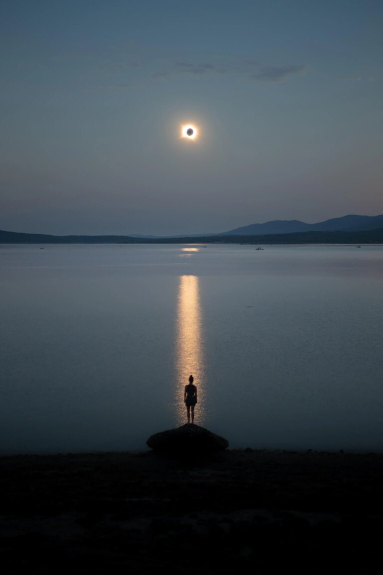 Le reflet de la couronne solaire dans l’eau observé par des chercheurs en astrophysique.