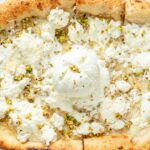 Recette de pizza blanche avec burrata, ricotta et pistaches pour une cuisine italienne authentique