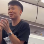 Un père chinois offre un cadeau aux passagers pour apaiser les pleurs de son bébé en avion.