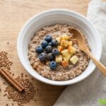 Porridge de sarrasin aux fruits frais : recette rapide sans gluten à découvrir.