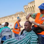 Des coiffeurs solidaires à Avignon offrent des coupes de cheveux et de la compagnie.