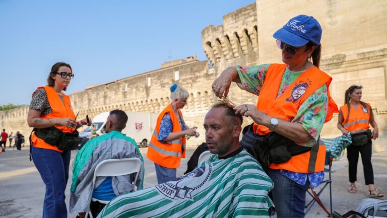 Des coiffeurs solidaires à Avignon offrent des coupes de cheveux et de la compagnie.