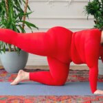 Des postures de yoga recommandées pour réduire les tensions après une journée de travail.