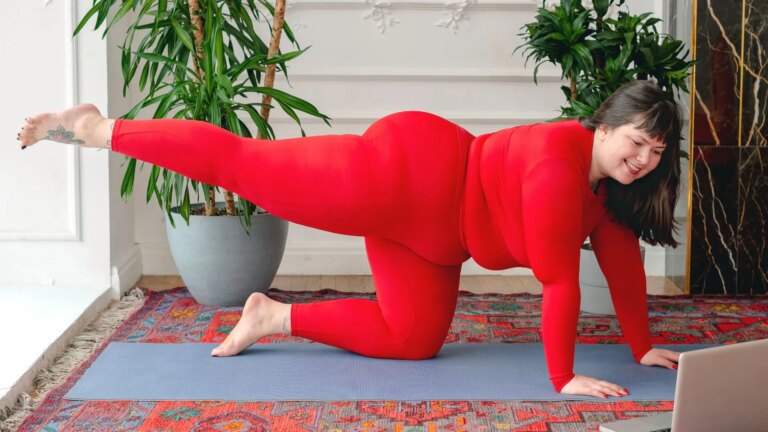 Des postures de yoga recommandées pour réduire les tensions après une journée de travail.
