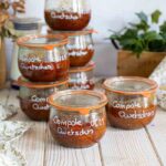 Bocaux de compote de prunes : une préparation maison en pleine croissance en France.