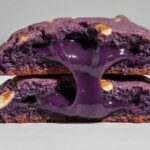 Recette de cookies à l’ube, chocolat blanc et amandes pour une dégustation originale.
