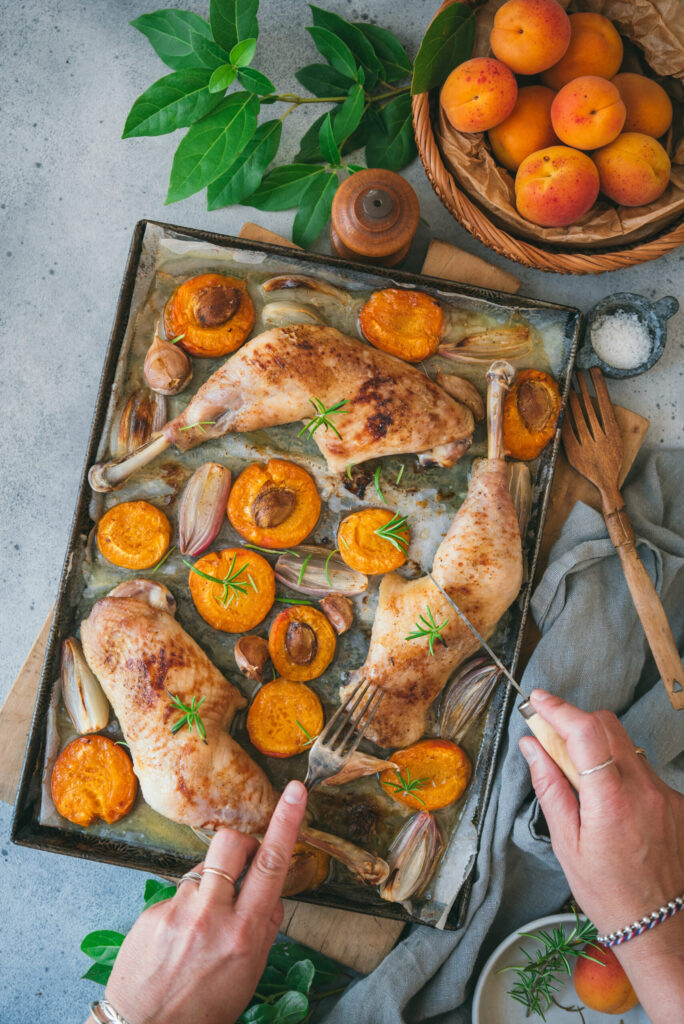 Cuisse de poulet au four avec abricot et romarin : une recette simple et savoureuse.