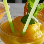 Recette de Frozen Daiquiri à la mangue préparée avec le Ninja Slushi en cuisine.