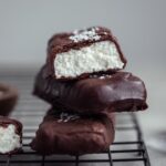 Recette de barres glacées maison à la noix de coco et au chocolat pour l&rsquo;été.