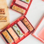 Recette de barres glacées au chocolat, fruits et pistaches à réaliser chez soi.