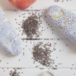Recette de bâtonnets glacés au coco, pêche et chia pour un dessert nutritif.