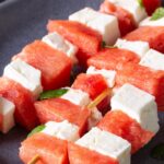 Recette de brochettes de pastèque et feta à la menthe pour un été rafraîchissant.
