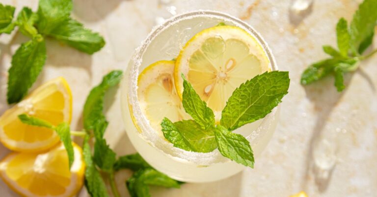 Recette de citronnade libanaise à la fleur d’oranger pour une boisson rafraîchissante.