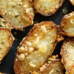 Recette de pommes de terre crispy au parmesan : une préparation simple et savoureuse.