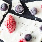 Recette de frozen yogurt aux framboises et myrtilles pour un dessert sain et rafraîchissant