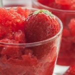 Recette de granité maison à la fraise au Ninja Slushi pour un été rafraîchissant.